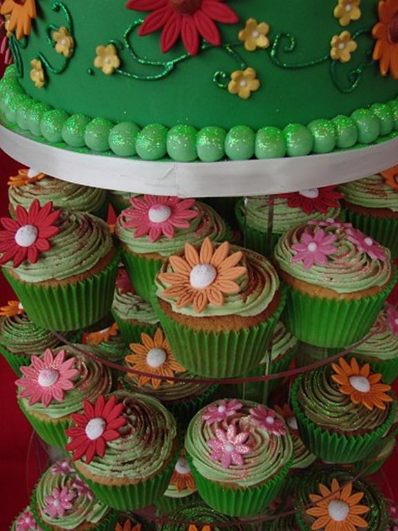 Green daisy cupcakes