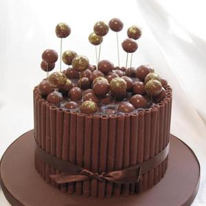 Chocolate cake with maltesers (Copy)