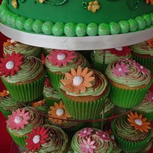 Green daisy cupcakes