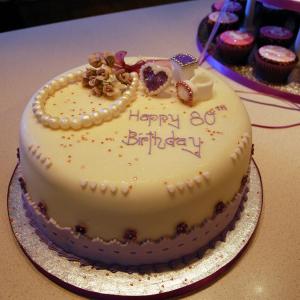 Pearls and diamonds cake