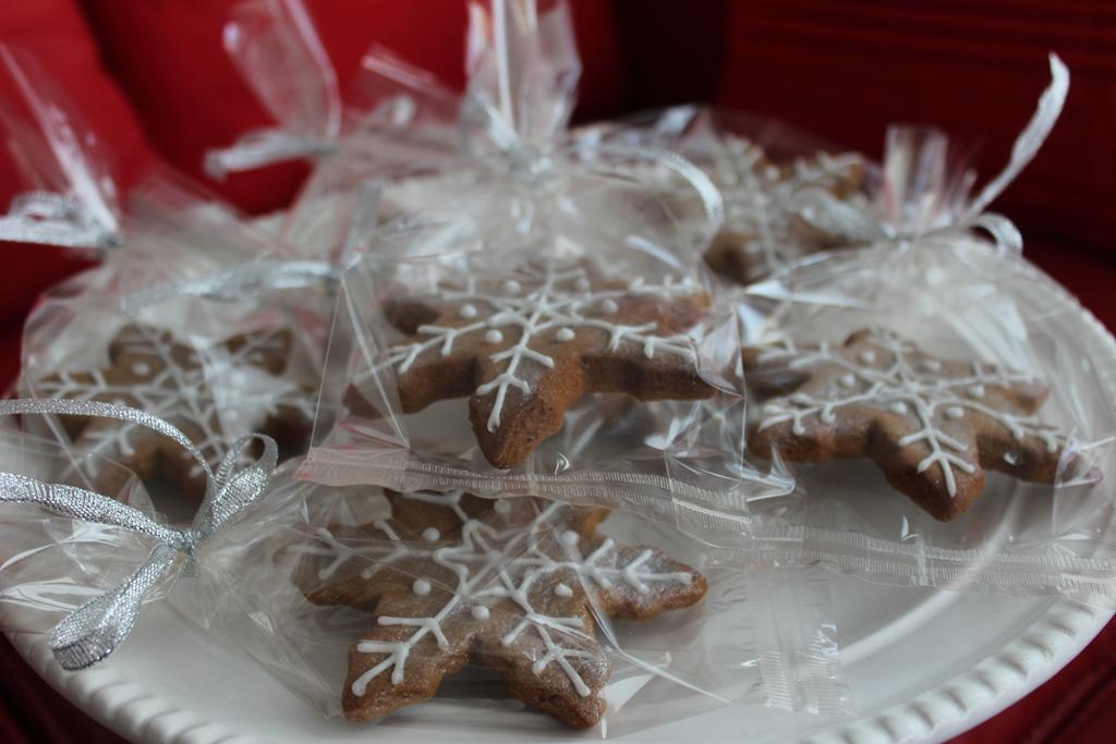 Snowflake gingerbread cookies