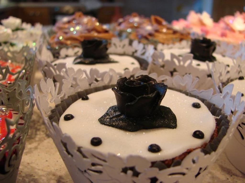 Black rose cupcake