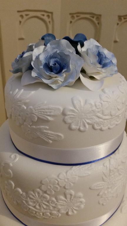 Blue roses and lace wedding cake