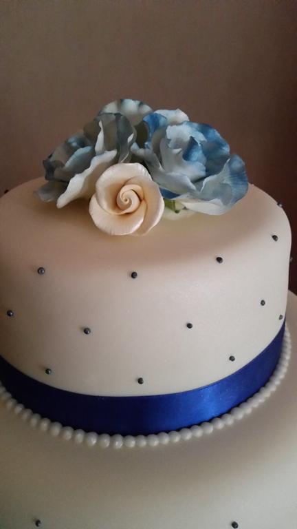 Navy and cream roses wedding cake
