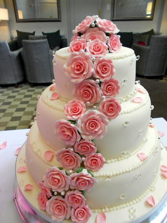 Pink roses and diamnods wedding cake