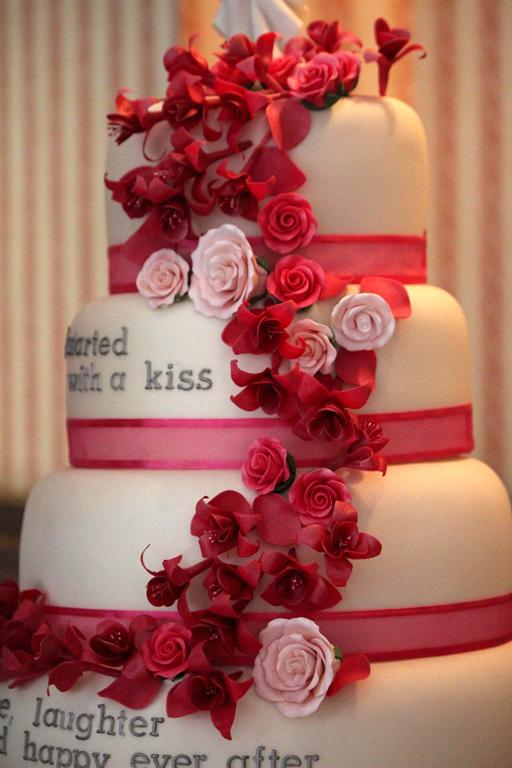 Pink roses and fuschia wedding cake