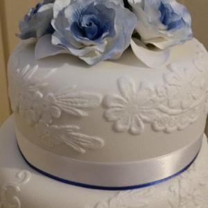 Blue roses and lace wedding cake