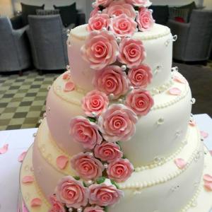 Pink roses and diamnods wedding cake