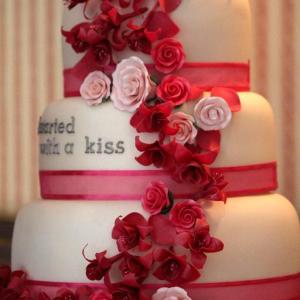 Pink roses and fuschia wedding cake