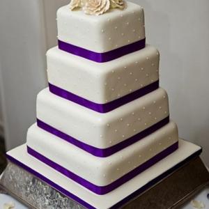 White and purple roses wedding cake